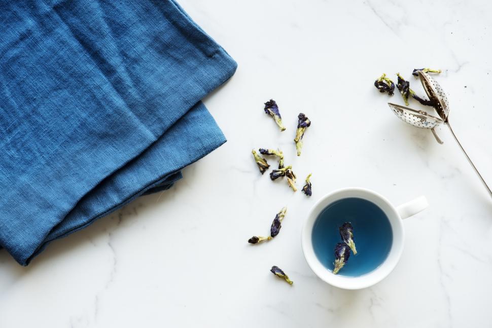 flat-lay-of-a-cup-filled-with-butterfly-pea-tea-and-a-blue-linen-cloth (1)